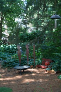 A carpet of pine needles give this garden a soft, serene feel. 