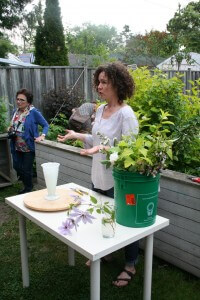 Sarah Nixon explains her design style to garden bloggers. 